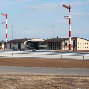 Flughafengebäude hinter der Landebahn