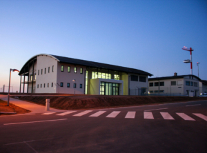 Flughafengebäude bei Sonnenuntergang