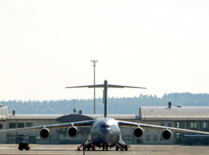 Flugzeug vor dem neu gebauten Flughafengebäude